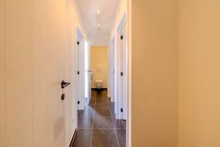 Instapklaar 2-slaapkamerappartement met 2 ondergrondse parkeerplaatsen en berging in Lille!Het nieuwbouw-appartement, gelegen op de eerste verdieping...