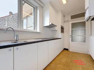 Cet appartement rénové situé à la Karel De Stoutelaan à Bruges allie confort et emplacement central. Il comprend une chambre et une salle de bain, idéal pour ceux qui recherchent un espace de vie compact et convivial dans ce quartier au charme authentique.<br /><br />Le quartier offre un parfait équilibre entre calme et dynamisme, avec de nombreux commerces, restaurants et lieux culturels accessibles à pied. Grâce aux bonnes liaisons de transport, vous rejoindrez facilement le centre-ville et les autres quartiers de la ville.<br /><br />L'appartement est bien entretenu et dispose d'une disposition pratique, facilement adaptable à vos besoins personnels. Une excellente opportunité pour profiter pleinement de la vie dans la charmante ville de Bruges.<br /><br />Charges : 50 € de provision pour charges communes, consommation privée d’eau à charge du locataire. Forfait de 25 € annuel indexé pour charges diverses.