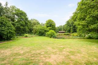 Charmante villa met ruime uitbreidingsmogelijkheden op een uniek privé-domein grenzend aan natuurgebied te Schilde<br /><br />In één van de meest gegeerde en residentiële buurten van Schilde, discreet gelegen aan het einde van een doodlopende straat, bevindt zich deze karaktervolle villa op een perceel van 4968m². Een locatie waar rust, privacy, natuurbeleving en comfort naadloos samenkomen.<br /><br />Indeling gelijkvloers:<br />De villa verwelkomt u via een ruime en lichtrijke inkomhal met vestiaire en gastentoilet. Vanuit hier bereikt u de aangename leefruimte met open haard en grote raampartijen, die zorgen voor een prachtig uitzicht op de fraai aangelegde tuin. Aansluitend bevindt zich een sfeervolle leefveranda, volledig omringd door schuiframen en voorzien van automatische zonnescreens, zodat u het hele jaar door geniet van een maximale lichtinval en een harmonieus zicht op het groen.<br /><br />De volledig uitgeruste keuken biedt eveneens zicht op en directe toegang tot het terras en wordt vergezeld door een praktische berging. Aansluitend bevindt zich een tweede gezellige leef- en eetruimte, voorzien van een houtkachel, wat deze ruimte bijzonder warm en uitnodigend maakt. Tevens is er een aparte bureauruimte, ideaal voor wie praktijk- of kantooractiviteiten aan huis wenst. De inpandige garage met automatische poort biedt plaats aan twee voertuigen.<br /><br />Eerste verdieping:<br />De nachthal leidt naar de master bedroom met ensuite badkamer, aangevuld met drie comfortabele, volwaardige slaapkamers. Daarnaast is er een tweede badkamer met douche en een bijzonder ruime, functionele wasplaats.<br /><br />Tuin en buitenbeleving:<br />De zuidwest-georiënteerde tuin vormt een ware oase van rust, met weidse vergezichten en een bijzonder harmonieuze groenbeleving. De tuin werd smaakvol aangelegd.<br /><br />Bijzonderheden:<br />- Maximale privacy, prestigieuze ligging &amp; ideale zonoriëntatie<br />- Renovaties: 1997 (aanbouw leefruimte) – 1999 (gedeeltelijk buitenschrijnwerk)<br />- Verwarming op aardgas (Viessmann) via radiatoren en convectoren<br />- Dubbele beglazing (hout &amp; aluminium)<br />- Rolluiken aanwezig<br />- Videofonie &amp; automatische toegangspoort<br />- Oprit met plaats voor ca. 6 wagens<br />- Bergzolder toegankelijk via vlizotrap
