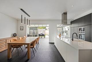 GRONDPLAN + VIDEO OP WEBSITE Deze energiezuinige en perfect onderhouden woning combineert comfort, luxe en functionaliteit op een rustige maar...
