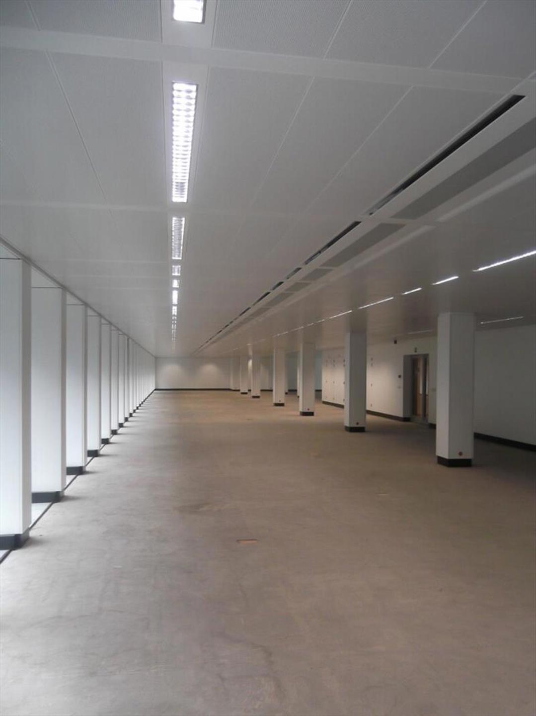 Lichtrijk kantoorgebouw in het centrum van Brussel - foto 2