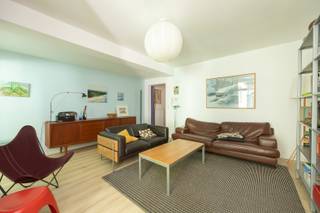 Ruim gerenoveerd gelijkvloers appartement met stadstuin in Antwerpen Centrum! <br /><br />Ontdek dit ruim en smaakvol gerenoveerd gelijkvloers appartement met een gezellige stadstuin, ideaal gelegen tussen Borgerhout en Zurenborg, op wandelafstand van het Centraal Station.<br /><br />Bij het betreden van het appartement komt u in de inkomhal, die toegang biedt tot de lichtrijke leefruimte met vernieuwde vloeren en een mooi uitzicht op de stadstuin. Aansluitend bevindt zich de vernieuwde keuken, uitgerust met de nodige toestellen.<br /><br />Via de inkomhal bereikt u ook de eerste slaapkamer, met aansluitend een vernieuwde badkamer voorzien van een ligbad en een dubbele lavabo. Verder beschikt het appartement over een apart gastentoilet en een praktische berging met aansluitingen voor een wasmachine en droogkast.<br /><br />Aan de achterzijde bevindt zich de tweede slaapkamer, die uitkijkt op en directe toegang biedt tot de gezellige stadstuin. Deze kamer beschikt bovendien over een eigen douchekamer met inloopdouche, lavabo en een tweede toilet, wat extra comfort en privacy biedt.<br /><br />Als extra troef is er een ruime privatieve kelder inbegrepen.<br /><br />Belangrijkste troeven: <br /><br />- Uitstekende ligging op wandelafstand van Antwerpen-Centraal<br />- Gelegen tussen de levendige wijken Borgerhout en Zurenborg <br />- Elektrische installatie conform tot 2044<br />- Volledig asbestveilig<br /><br />122m2 bewoonbare oppervlakte cfr EPC.<br /><br />Wenst u een bezoek of meer informatie? Dan kan u ons steeds contacteren via info@dvarealestate.be of 03/297.00.00.