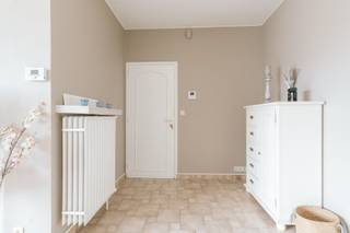 <p>Op de tweede en hoogste verdieping van een kleine residentie in een rustige straat van Lint vind je dit instapklare appartement. Geen bovenburen, dus optimale privacy en stilte - en toch op wandelafstand van alles wat Lint te bieden heeft.</p><p><br /></p><p>De ruime leefruimte geniet van veel natuurlijke lichtinval en sluit aan op een volledig uitgeruste keuken met kwalitatieve Miele- en Bosch-toestellen. Verder beschikt het appartement over twee volwaardige slaapkamers en een derde kamer die vandaag dienstdoet als dressing, bureau of kinderkamer.</p><p>De badkamer is uitgerust met een dubbele lavabo, ligbad met douchemogelijkheid, wasmachine en droogkast. Daarnaast zijn er een apart toilet, rolluiken aan alle ramen en een droge kelderberging.</p><p><br /></p><p>Om het groene karakter extra te benadrukken ligt er achteraan het gebouw nog een mooi aangelegde tuin die volledig gebruikt kan worden door alle medebewoners van het gebouw.</p><p><br /></p><p>Extra troeven:</p><ul><li>EPC-label B</li><li>Conforme elektriciteit</li><li>Ruime gemeenschappelijke tuin</li><li>Vlotte parkeermogelijkheden voor de deur</li><li>Goede verbinding via bus, trein en fietsostrade</li></ul><p>Het appartement wordt momenteel volledig gemeubeld aangeboden. De inboedel kan desgewenst worden overgenomen.</p><p><br /></p><p>Een verzorgde eigendom op een rustige locatie, ideaal voor wie comfortabel wil wonen of zorgeloos wil investeren.</p>