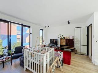 Dit bijzonder ruime en hoogwaardig afgewerkte triplex appartement is gelegen op de tweede verdieping op de gegeerde stadsrand van Gent. De locatie biedt de ideale balans tussen stadsnabijheid en uitstekende bereikbaarheid: op amper 10 minuten fietsen bevindt u zich in het hart van Gent, terwijl u met de wagen een directe en vlotte aansluiting heeft op de belangrijkste invalswegen.<br /><br />Bij het betreden van het eerste niveau van het appartement valt meteen de indrukwekkende leefruimte op. De ruime eet- en woonkamer vormen één mooi, lichtrijk geheel en sluiten naadloos aan op de uitgebreide, moderne keuken met kookeiland – dé perfecte plek voor wie van koken en gastvrijheid houdt.<br /><br />Op het tweede niveau bevinden zich twee zeer royale slaapkamers en een stijlvol uitgeruste badkamer voorzien van een comfortabele inloopdouche. Als kers op de taart beschikt dit niveau over een fijn en ruim terras dat ideaal zongericht is, waar u in alle rust kunt genieten van het buitenleven.<br /><br />Indeling van het appartement:<br /><br />Eerste niveau: Inkomhal - royale leefruimte (woon- en eetkamer) - uitgebreide open keuken met kookeiland - toilet.<br />Tweede niveau: Nachthal - slaapkamer 1 - slaapkamer 2 - moderne badkamer met inloopdouche - ruim en zongericht terras.<br />Derde niveau: Zolder<br /><br />Praktische info:<br /><br />- Provisie voor onderhoud gemene delen van 75,00 EUR/maand<br />- Beschikbaar vanaf 01/11