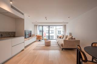 Prachtig gerenoveerd 2-slaapkamerappartement op toplocatie nabij de Kustlaan in Knokke<br /><br />Ontdek dit stijlvol gerenoveerde appartement, rustig gelegen in een zijstraat van de prestigieuze Kustlaan en op wandelafstand van de zee, winkels en gezellige restaurants. Dankzij de hoogwaardige renovatie en de uitstekende ligging vormt dit appartement de ideale uitvalsbasis aan de Knokse kust.<br /><br />Indeling:<br />Inkomhal met gastentoilet<br />Lichtrijke en aangename leefruimte<br />Open, volledig geïnstalleerde keuken<br />Twee volwaardige slaapkamers met ingemaakte kasten<br />Moderne douchekamer<br /><br />Extra troeven zijn de privatieve kelderberging en de gemeenschappelijke fietsenberging in het gebouw.<br /><br />Een instapklaar appartement dat comfort, stijl en een absolute topligging in Knokke perfect combineert. Ideaal als vaste woonst, tweede verblijf of investering.<br /><br />Contacteer ons vandaag nog voor een bezoek en laat u verrassen door dit schitterende appartement.