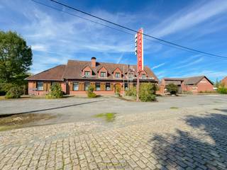 KARAKTERVOLLE commerciële site met MAXIMALE ZICHTBAARHEID langs de N60 op een RUIM PERCEEL van 8.090 m² in Huise, Kruisem. Deze eigendom in hoevestijl combineert AUTHENTIEKE UITSTRALING met STERK COMMERCIEEL POTENTIEEL en biedt tal van mogelijkheden voor ondernemers, investeerders of ontwikkelaars. Dankzij de STRATEGISCHE LIGGING op een drukke verbindingsas geniet u van UITSTEKENDE VISIBILITEIT en een VLOTTE BEREIKBAARHEID richting Oudenaarde, Gent en de Vlaamse Ardennen. Het gelijkvloers omvat onder meer een onthaal met bureauruimte, diverse POLYVALENTE COMMERCIËLE RUIMTES, een brasserie met bar en vergaderzaal, een PROFESSIONEEL UITGERUSTE KEUKEN met inloopfrigo, bergingen, privévertrekken, technische ruimtes en een werkplaats. Op de verdieping bevinden zich bijkomende kamers, een RUIME MULTIFUNCTIONELE ZAAL en een zolder met UITBREIDINGSPOTENTIEEL. Buiten zijn er een RUIME BINNENKOER, UITGEBREIDE PARKEERMOGELIJKHEDEN, achterliggende weides en een extra loods. De aanwezige VERGUNDE ELEKTRICITEITSCABINE vormt een bijkomende troef voor professionele of energie-intensieve activiteiten. Een VEELZIJDIGE COMMERCIËLE TOPLOCATIE met KARAKTER, RUIMTE en EXCELLENTE VISIBILITEIT langs de N60.<br /><br />Adres: Gentsesteenweg 45 te Kruisem<br /><br />EPC:1505 kWh/m², G-score A en P-score B, Renovatieverplichting van toepassing