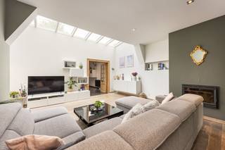 Instapklare gezinswoning met verrassend ruime indeling, 4 slaapkamers en tuin. Winkels, horeca, scholen, openbaar vervoer… op fiets -en...