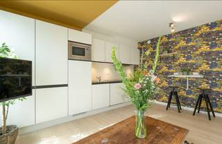 GEMEUBELD APPARTEMENT MET RUIM TERRAS<br />Appartement gelegen op de derde verdieping met ruim terras op zeer centrale ligging in de Theaterbuurt op wandelafstand van de gezellige Graanmarkt, winkels, restaurants, openbaar vervoer. <br /><br />Het appartement bestaat uit een leefruimte met aansluitend de open keuken die voorzien is van een koelkast, een keramische kookplaat, een dampkap, een vaatwasser en een combi-oven. De slaapkamer bevindt zich aan de achterzijde van het appartement en heeft aansluitend een badkamer die voorzien is van een douche en lavabo en een apart toilet. Via de slaapkamer heeft u toegang tot het ruime dakterras van 10m². Verder is er ook nog een berging in het appartement.<br /><br />De nutsvoorziening van water, gas en elektriciteit zijn individueel.<br />De maandelijkse gemeenschappelijke kosten bedragen €55,00 per maand.<br />Een tweede berging aanwezig in de kelder op -1.<br />Beschikbaar vanaf 01 januari 2026.<br /> 