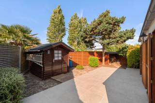 <strong>Bredene: Vakantiewoning te koop nabij de zee!</strong><br /><br />Bent u op zoek naar een zorgeloos tweede verblijf (geen domicilie mogelijk) aan de Belgische kust of een interessante investering? Dan is dit charmante vissershuis precies wat u zoekt.<br /><br />Gelegen in het Reynaertpark, een kleinschalig vakantiepark te Bredene geniet u hier van een rustige en groene omgeving, vlakbij het strand, de duinen en de zee. Daarenboven bevinden ook winkels, horeca en openbaar vervoer zich op korte afstand.<br /><br /><strong>Indeling</strong>: inkomhal, badkamer met douche, wastafelmeubel en toilet, 1e slaapkamer bevindt zich op het gelijkvloers, de 2e slaapkamer op het verdiep, woonkamer met aansluitend een open keuken en een aparte berging<br /><br />Daarbovenop beschikt de woning over een nieuw aangelegde zuid gericht terras en tuin met een kwalitatief tuinhuis. De tuin grenst aan een stuk onbebouwd land, waardoor u dagelijks kunt genieten van extra privacy. Plus een privé autostaanplaats is inbegrepen in de prijs.<br /><br /><strong>Troeven</strong>
<ul><li>Op wandelafstand van het strand </li><li>Zuidgerichte tuin + privacy</li><li>Autostaanplaats</li></ul>
Meer informatie? Contacteer Ilse op het nummer 0456 96 04 61