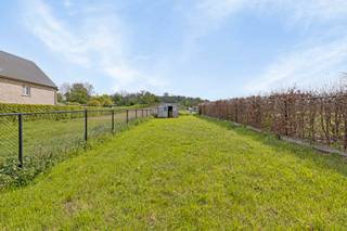 Grondig te renoveren of af te breken woning op een perceel van ruim 23,5 are. Uiterst rustig gelegen met zonnige oriëntatie en zicht op...