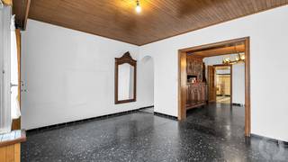 <p><strong><span>Te renoveren rijwoning / handelshuis met koertje in het centrum van Veerle-Laakdal<br /><br /></span></strong><span>Deze woning geniet van een uiterst centrale ligging in het hart van Veerle-Laakdal, op wandelafstand van winkels, scholen en openbaar vervoer. Bovendien biedt de nabijheid van de E313 een uitstekende bereikbaarheid.<br /><br /></span><strong><span>Indeling<br /></span></strong><strong><span>Gelijkvloers<br /></span></strong>+ Leefruimte<br />+ Bergruimte onder de trap<br />+ Eetkamer<br />+ Keuken<br />+ Sanitair hoekje met lavabo<br />+ Apart toilet<br />+ Sanitaire ruimte met CV-installatie en aansluiting WM/DK<br />+ Veranda met elektrisch bedienbare screens<br />+ Open binnenkoertje / terras met tuinberging met bovengrondse stookolietank<br />+ Rechts van de woning is een doorgang voorzien naar de veranda met afsluitbare kantelpoort</p>
<p><strong><span>Verdieping 1<br /></span></strong>+ Nachthal met vaste trap naar de zolderverdieping<br />+ Slaapkamer 1<br />+ Slaapkamer 2<br /><br /><strong>Zolderverdieping</strong><br />+ Niet ingerichte zolderkamer met Velux (kan omgevormd worden naar 1 of meer slaapkamers<br /><span><br /></span><strong><span>Extra info</span></strong><br />+ P-score: A<br />+ G-score: A<strong><span><br /></span></strong>+ EPC: 691 kWh/m²/jaar – Label F (UC: 3952164) - Woningrenovatieverplichting van toepassing.<br />+ Niet-asbestveilig: golfplaten boven garage, berging en achterbouw, bakeliet schakelaar zolder, slib dakgoot<br /><span>+ Elektrische installatie niet conform het AREI<br /></span>+ <span>De woning wordt verwarmd via een stookolieketel met radiatoren.<br /></span><br />De woning valt onder de renovatieverplichting voor residentiële gebouwen van de Vlaamse overheid (behoudens sloop binnen 6 jaar na aankoop).<br /><br /><span>Bent u op zoek naar een low-budget renovatiewoning , die u volledig naar eigen smaak kunt renoveren? Dan is deze woning zeker een bezoek waard.</span></p>
