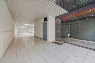 Bent u op zoek naar een multifunctioneel pand met woonst, gelegen in de winkelstraat van Zwijndrecht? Lees dan zeker even verder ! Dit pand biedt...