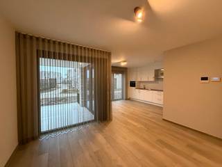 Agnetenpark is een échte nieuwe buurt met verschillende woningtypes voor iedereen en voor elke (gezins)situatie. In Agnetenpark leef je niet alleen op maat van de mensen maar ook op maat van morgen. Zo is er aandacht voor duurzame energie - denk maar aan zonnepanelen, geothermie (warmtepomp met aardwarmte) en waterrecuperatie - én duurzame mobiliteit. De woningen dragen ook het BEN-label (Bijna Energie Neutraal). <br /><br />Ook wordt er in Agnetenpark gezorgd voor het beste wooncomfort. Ondergrondse staanplaatsen, kelder- en fietsenbergingen zorgen voor het mobiele comfort. Een pakketje laten leveren of laten afhalen? Ook dat kan door middel van de Bringme Boxen. Verder zorgen de kwalitatieve afwerking en veel lichtinval in de leefruimtes voor een heerlijk thuis-gevoel. Op de ruime terrassen is er uitzicht over de stad Peer en het uitbundige groen. <br /><br />Parkwoningen B - Residentie Pieter Breugel - APP 0.2<br />- gelijkvloers;<br />- bewoonbare oppervlakte: 82,68m²;<br />- oppervlakte terras: 12,82 m²;<br />- 2 slaapkamers;<br />- berging aan de keuken;<br />- leefruimte;<br />- open ingerichte keuken;<br />- ingerichte badkamer; <br />- apart gastentoilet;<br />- standplaats 18, berging 23 en fietsenstallingen 9 en 10 in de afgesloten parkeerkelder.<br />- voorzien door de eigenaar: verlichting, ruime inloopdouche, verduisteringsgordijnen en wave gordijnen, temperatuurregeling per kamer, schilderijprofielen en screens.<br /><br />Huurprijs 1150 + 85 euro gemeenschappelijke kosten.<br /><br />In dit project is geïnvesteerd in een efficiënt en duurzaam geothermisch verwarming en koeling systeem (KWO systeem) dat samen met zonnepanelen en warmtepompen zorgt voor een zeer lage energiefactuur. Meer info over dit systeem vind je hier: www.jansenrealestate.be/wat-is-een-kwo-systeem<br /><br />Voor <strong>meer informatie of een bezoek ter plaatse</strong>, klik je op onze website <strong>www.jansenrealestate.be bij het pand op de knop 'bezoek aanvragen</strong>'.<br /><br />Wij <strong>ontzorgen</strong> je ook voor de <strong>verkoop van je huidige woning</strong>! Voor meer uitleg helpen we je graag verder.