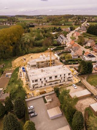 <p>Uitstekend gelegen nieuwbouw zorgwoningen.<br />Rustig en centraal gelegen in het centrum van Lubbeek. Alle faciliteiten dichtbij: dokter, winkels, bank, opticiens, kappers, dagbladwinkel, bakkers, apothekers, vastgoedkantoor Immodrome enz...<br />Makkelijke verbindingen met de bus naar Leuven.<br />Er worden appartementen voorzien met met 1 of 2 slaapkamers met elk zijn buitenruimte.<br />Ondergrondse autostaanplaatsen en fietsenstallingen worden voorzien. <br />Er zal een brasserie in het gebouw aanwezig zijn en alsook twee praktijkruimtes met wachtzaal.<br />Alsook een prima aankoop voor grote of kleine investeerders!<br />De prijs is exclusief garage/fietsenhaak.</p>
<p>Zeer mooie, groene landelijke omgeving , doch zeer centraal gelegen in het centrum van Lubbeek<br /><strong>Spring zeker binnen op ons kantoor dat ligt op slechts 100 m van het project !</strong></p>
<p>BTW slechts 12% ipv 21% (ook voor investeerders) en vrijstelling van onroerende voorheffing mogelijk !! Zeer lage instapservicekost van 3,5 euro/dag. Deze service kan mee groeien met je noden, op deze manier betaal je geen onnodig hoge servicekosten die jij niet nodig hebt!</p>