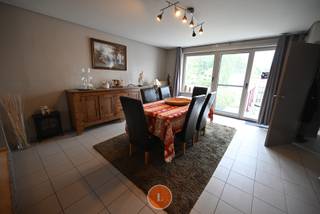 <span>Deze opbrengsteigendom is op zoek naar nieuwe eigenaars!<br />Een grote troef is de centrale ligging in centrum Dadizele.</span><br /><br /><span>Gelijkvloers: Appartement met 1 slaapkamer</span><br /><br />Te renoveren appartement in ingedeeld als volgt:<br />De leefruimte met aansluitend de keuken. De badkamer bestaat uit een douche en toilet.<br />Vervolgens beschikt dit appartement nog over een slaapkamer en een grote tuin met terras.<br /><br /><span>1ste verdiep: Duplex met 2 slaapkamers en zolder.</span><br /><br />Dit appartement bestaat uit een lichtrijke leefruimte met geïnstalleerde keuken. <br />Langs de achterzijde heb je een groot terras.<br />Met de trap gaan we naar het verdiep waar je 2 slaapkamers en een badkamer met bad, douche, meubilair en toilet terugvindt.<br />Ook bestaat deze duplex nog over geïsoleerde zolder.<br /><br />Pluspunten<br />- Centrale ligging<br />- Ideale investering<br />- Dubbele beglazing<br />