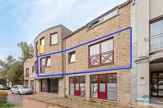 Dit prachtige 2-slaapkamer appartement bevindt zich in de stijlvolle Residentie Biegracht, voorzien van een lift en een eigen staanplaats in de kelder voor uw auto.<br />Het appartement biedt een ruim gevoel door de overvloedige lichtinval en beschikt over een handige, ruime berging.<br /><br />De open keuken is praktisch ingedeeld en verbindt naadloos met de woonruimte, ideaal voor gezellige avonden met vrienden of familie.<br />Daarnaast beschikt het appartement over een moderne badkamer en een apart toilet (WC).<br />De ramen zijn uitgevoerd in duurzaam PVC met dubbel glas, wat bijdraagt aan een gunstig EPC en lage energiekosten.<br /><br />Belangrijkste kenmerken:<br />Locatie: Residentie Biegracht<br />Slaapkamers: 2 ruime slaapkamers<br />Parkeerplaats: Eigen staanplaats in de kelder<br />Berging: Ruime berging inbegrepen<br />Keuken: Open keuken<br />Badkamer: Moderne badkamer<br />Extra’s: Apart toilet, PVC ramen met dubbel glas<br />Energie: Gunstige EPC door goede isolatie en lichtinval<br />Dit appartement is perfect voor wie op zoek is naar een comfortabel en energiezuinig huis in een goed onderhouden residentie.<br /><br />Heb je interesse? Neem contact op met Immo Center op <strong>0497523595 </strong>of stuur een e-mail naar info@immo-center.be voor meer informatie of een bezichtiging.