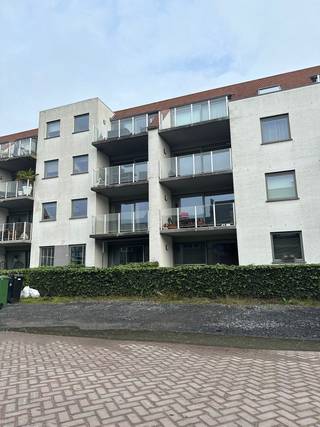 <p>Appartement in het centrum van Veurne, vlak bij winkels, horeca en dagelijkse voorzieningen.</p><p><br /></p><p>Dit verzorgd appartement combineert een centrale ligging met een praktische indeling en aangenaam wooncomfort. Gelegen in het hart van Veurne geniet u van een vlotte bereikbaarheid en alle faciliteiten op wandelafstand. De lichtrijke woonkamer vormt het gezellige middelpunt van het appartement, terwijl de keuken en berging zorgen voor extra gebruiksgemak. Met twee slaapkamers en een badkamer uitgerust met zowel douche als ligbad is dit appartement geschikt voor zowel eigen bewoning als investering.</p><p><br /></p><p>Belangrijkste ruimtes:<br />• Lichtrijke woonkamer met aangename leefruimte<br />• Functionele keuken met praktische indeling<br />• Berging met extra opbergruimte<br />• Badkamer met douche en ligbad<br />• 2 volwaardige slaapkamers<br />• Parkeerplaats</p><p><br /></p><p>Troeven:<br />• Centrale ligging in het centrum van Veurne<br />• Twee slaapkamers en praktische indeling<br />• Energiezuinig appartement met EPC-label B</p><p><br /></p><p>Neem vandaag nog contact op met je ERA-makelaar voor een bezoek.</p><p><br /></p><p>Aanmelden via de ERA WEBSITE!</p><p><br /></p><p>JOUW DROOMAPPARTEMENT. ZO GEVONDEN!</p>