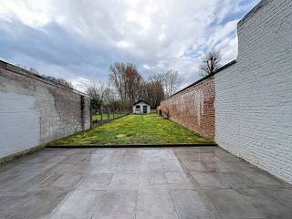 Bij het betreden van de woning komen we terecht in de zeer ruime en lichtrijke leefruimte. Dankzij de lichtkoepels en het grote schuifraam geniet...