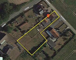 <p>Uitstekend gelegen open bebouwing met een mooie tuin van 18 aren aan de achterzijde en een prachtig uitzicht aan de straatzijde over velden!<br />U komt de woning binnen in de inkomhal die toegang geeft tot de woonkamer en de eetplaats. De woning werd grotendeels gerenoveerd en de gelijkvloerse verdieping beschikt over vloerverwarming. Aan de achterzijde ligt de keuken met ontbijthoek.<br />Op de eerste verdieping zijn er 2 slaapkamers en een vernieuwde badkamer. <br />Er is reeds een vaste trap voorzien naar de zolder zodat hier, na de nodige aanpassingswerken, ook slaapkamers kunnen gemaakt worden. <br />Het dak is reeds voorzien van een onderdak, dus je kan onmiddellijk starten met de isolatie en de afwerking van de zolder!<br />Achteraan de woning bevinden zich nog verschillende bijgebouwen die perfect dienst kunnen doen als hobbyruimte en/of opslagruimte(s).<br />De ligging is uitstekend, vlakbij het centrum van Lubbeek en doch op slechts 10 minuten van de oprit van de autostrade te Boutersem en op 7 minuten van het station van Vertrijk !<br />Verwarming met warmtepomp (lucht-water), muren en dak werden aan de binnenzijde geïsoleerd, elektriciteit werd vernieuwd en is conform gekeurd, EPC label C, badkamer, keuken en vloeren vernieuwd! Binnendeuren zijn nog niet aanwezig.</p>