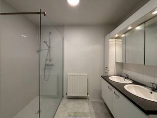 À louer, appartement SPACIEUX ET ÉCONOMIQUE en énergie à Brakel<br /><br /><br />Ce BIEN DE CHOIX bénéficie d'un emplacement idéal à Brakel, à proximité du marché rénové, des ÉCOLES ET DES COMMERCES. L'appartement est situé au 2e ÉTAGE d'un petit immeuble et est en outre fini avec des MATÉRIAUX DE QUALITÉ. Cela crée un CONFORT DE VIE OPTIMAL ! <br /><br />En bref, EMPLACEMENT, QUALITÉ, SENSATION D'ESPACE, EFFICACITÉ ÉNERGÉTIQUE,... cet appartement répond à tous les critères !<br /><br />Aménagement : entrée avec toilettes séparées, débarras, SALON LUMINEUX avec CUISINE ÉQUIPÉE, espace de rangement pratique et spacieux, 2 CHAMBRES À COUCHER, SALLE DE BAINS ÉQUIPÉE, débarras pratique dans le hall d'entrée, GARAGE fermé.<br /><br />Remarque : ce logement convient pour 2 à 3 personnes maximum ! Comme vous pouvez louer confortablement sur le plan financier, la règle de base suivante est appliquée : 825 euros x 3 = 2475 euros<br /><br />ATOUTS SUPPLÉMENTAIRES : entièrement peint - équipé de luminaires - équipé de stores ! <br /><br />Adresse : Meerbeekstraat 42 boîte 201 - 9660 Brakel<br />Disponible à partir du 1er mai 2026 !<br />Loyer : 825 € / mois -> frais de syndic inclus <br />PEB : 172 kWh/m² 