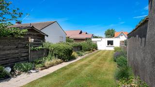 Vlakbij het centrum van Knokke bevindt zich deze te renoveren woning met drie slaapkamers. Dankzij haar uitstekende ligging geniet u van een vlotte verbinding naar alle voorzieningen die Knokke te bieden heeft, terwijl u tegelijkertijd kunt genieten van een aangename woonomgeving.De woning beschikt over een zonnige tuin waar u in alle rust kunt ontspannen en genieten van de buitenlucht. Daarnaast is er een ruime garagebox aanwezig, wat niet alleen zorgt voor extra parkeergelegenheid, maar ook voldoende ruimte biedt voor fietsen, opslag of hobbyactiviteiten.Op wandel- en fietsafstand bevinden zich onder meer Duinenwater, de bruisende Lippenslaan met haar talrijke winkels, restaurants en gezellige terrasjes, evenals Park 58. Ook het strand van Knokke-Heist ligt vlakbij, waardoor u op elk moment kunt genieten van de zee, de natuur en de unieke sfeer van de kust.Ideaal voor wie op zoek is naar een huis met veel potentieel in Knokke-Heist. Wens jij meer informatie of bezoek? Neem dan contact met de dossierverantwoordelijke Arne Vandierendonck via 0493 25 35 85 of arne.vandierendonck@dewaele.comDit pand is onderworpen aan de renovatieverplichting van de Vlaamse overheid voor residentiële gebouwen (behoudens bij sloop binnen 5 jaar na de aankoop). Consulteer voor meer informatie de website van het Vlaams Energie- en Klimaatagentschap via https://www.vlaanderen.be/een-woning-kopen/renovatieverplichting-voor-residentiele-gebouwenBestuursmaatregelen in het maatregelenregister: nee