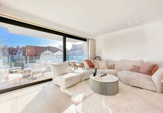 Subliem afgewerkt nieuwbouwappartement in het Zoute met zonnig terras en zicht op de villa's...<br /><br />Deze verkoop valt onder registratierechten. <br /><br />Indeling: Inkomhal met vestiaire en gastentoilet. Zonnige woonkamer met een open zicht over de villa's en toegang tot het zéér aangename terras (de totale terrasoppervlakte bedraagt 13 m²). Open keuken voorzien hoogwaardige materialen (marmer en Miele toestellen), gevolg door de eetkamer met zitbank. Berging. Masterbedroom met ingemaakte kasten en een ensuite douchekamer met inloopdouche. De tweede slaapkamer dient momenteel als dressing- en gastenslaapkamer en geniet eveneens van een ensuite douchekamer.<br /><br />Het appartement werd afgewerkt in 2022 en geniet van een superieure afwerkingsgraad met oog voor detail...<br /><br />Privatieve kelderberging in de residentie.<br /><br />Het huurcontract van een garagebox op slechts 50m van het appartement kan overgenomen worden!