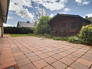Deze bungalow heeft een grote tuin en 2 kamers met zicht op de tuin. De woning is gelegen in een rustige omgeving nabij het centrum van Ieper.INDELINGGelijkvloers:- Grote woonkamer (36m²)- Slaapkamer 1 (15m²)- Slaapkamer 2 (14m²)- Bureau (7m²)- Klassieke keuken- Berging- Badkamer met een luxe ligbad- Ruime garage (18m²)- Grote wasruimte- Apart toiletBuiten: - Verzorgde tuin met een vijver - TuinhuisVerdieping +1:- Goed geïsoleerde en grote zolder (volledige oppervlakte boven gelijkvloers)Ben je geïnteresseerd in dit pand te huur in Ieper? Surf dan naar de website www.dewaele.com, klik op de rode knop 'Bezoek aanvragen' en vul het huurdersprofiel in. Daarna nemen we contact op voor een bezoek. Telefonisch kunnen er geen afspraken ingepland worden.