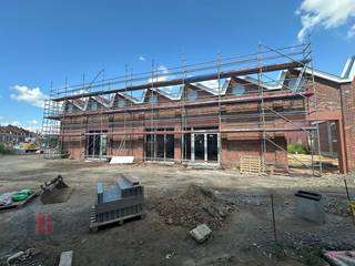 Fenomenaal gelegen kantoorruimte met een oppervlakte van 397 m² te koop op amper 300 m van de Doorniksesteenweg met een onmiddellijke verbinding...