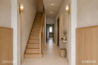 <h2><span>Toplocatie met alle voorzieningen binnen handbereik</span></h2><p><span>Deze ruime woning is centraal gelegen nabij winkels, scholen, openbaar vervoer en belangrijke invalswegen. Dankzij deze gunstige ligging geniet u van een uitstekende bereikbaarheid en bevinden alle dagelijkse voorzieningen zich op korte afstand. Een ideale locatie voor gezinnen, pendelaars en iedereen die comfortabel wil wonen met alles binnen handbereik.</span></p><h2><span>Ruime indeling met verrassend veel mogelijkheden</span></h2><p><span>Bij het betreden van de woning komen we terecht in een ruime inkomhal die toegang biedt tot de verschillende leefruimtes op het gelijkvloers. De lichtrijke woonkamer vormt samen met de aangrenzende eetkamer een aangename plek om te ontspannen en gezellige momenten door te brengen met familie en vrienden. De ingerichte keuken biedt alle basiscomfort en kan naar eigen smaak verder gemoderniseerd worden.</span></p><p><span>Verder beschikt het gelijkvloers over een slaapkamer en een badkamer uitgerust met een ligbad en lavabo. Hierdoor biedt de woning eveneens mogelijkheden voor wie gelijkvloers wil wonen of nood heeft aan extra flexibiliteit in de indeling.</span></p><p><span>Vanuit de woning heeft u toegang tot de gezellige stadstuin, een aangename buitenruimte waar u in alle rust kunt genieten van een zonnige dag, een gezellige barbecue of een moment van ontspanning.</span></p><p><span>Via de traphal bereiken we de eerste verdieping. Hier bevinden zich een tweede leefruimte, een keuken en een badkamer. Deze verdieping biedt interessante mogelijkheden voor grotere gezinnen, kangoeroewonen, een zelfstandige activiteit of een combinatie van wonen en werken.</span></p><p><span>Op de bovenste verdieping treffen we de overige slaapkamers aan. Dankzij de royale ruimte biedt deze woning voldoende plaats voor een groot gezin of voor wie extra kamers wenst in te richten als bureau, hobbyruimte of dressing.</span></p><h2><span>Een woning boordevol potentieel</span></h2><p><span>Deze eigendom beschikt over een solide basis en een bijzonder ruime indeling. Mits de nodige renovatie- en moderniseringswerken kan deze woning worden omgevormd tot een hedendaagse en comfortabele thuis die volledig aansluit bij uw eigen woonwensen.</span></p><p><span>Bent u op zoek naar een woning met veel ruimte, diverse indelingsmogelijkheden en een centrale ligging? Dan is dit pand zonder twijfel een bezoek waard. Ontdek zelf de mogelijkheden tijdens een plaatsbezoek en laat u verrassen door het potentieel dat deze woning te bieden heeft.</span></p>