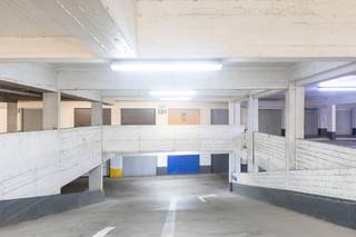 <ul>
	<li>Parkeerplaats in het Europacentrum in hartje Oostende.</li>
	<li>5e verdiep - plaats 830</li>
	<li>€130 / maand + BTW</li>
	<li>Beschikbaar vanaf 31/12/2025</li>
</ul>