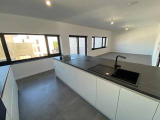 In het bruisende hart van Aalst, op wandelafstand van het station, bevindt zich dit volledig vernieuwde duplex appartement van maar liefst 150 m². Deze stijlvolle woning combineert hedendaags wooncomfort met een doordachte indeling en hoogwaardige afwerking. De ruime leefruimte met open keuken baadt in natuurlijk licht en biedt directe toegang tot een balkon, terwijl het bovenste niveau uitkijkt op een gezellig groot terras — perfect voor wie houdt van buitenleven in de stad.<br /><br />Met drie volwaardige slaapkamers en twee moderne badkamers is er ruimte genoeg voor een gezin, een koppel of wie gewoon graag royaal woont. Dankzij aluminium ramen met driedubbel glas, vloerverwarming op warmtepomp en een voorbereid laadpunt in de garage is dit appartement helemaal klaar voor een duurzame toekomst.<br /><br />Daarnaast is er de mogelijkheid tot aankoop van een ruime berging en een grote ondergrondse staanplaats, wat het comfort compleet maakt. Een extra troef: de aankoop gebeurt onder registratie, waardoor je geniet van een aanzienlijk fiscaal voordeel ten opzichte van een aankoop onder btw.<br /><br />Benieuwd naar dit uitzonderlijke pareltje? Bel 053/606560