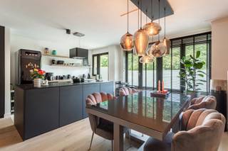 <p><strong>Dit prachtig gerenoveerde appartement met twee slaapkamers bevindt zich op de eerste verdieping van een uitstekend onderhouden gebouw dat in 2020 volledig werd vernieuwd. Het combineert hedendaags wooncomfort met een uitstekende ligging vlak bij het groen, tegenover het Leeuwerikpark, op wandelafstand van onder meer het openbaar vervoer, winkels, scholen, Park den Brandt, het Nachtegalenpark en het Middelheimpark.<br /><br /></strong></p>
<p>INDELING; <br />Bij binnenkomst word je verwelkomd in een ruime inkomhal met een gastentoilet. Van hieruit zijn alle vertrekken vlot bereikbaar. Via een stijlvolle stalen deur kom je in de lichte leefruimte met een moderne, open keuken. Deze gezellige leefruimte geeft toegang tot een zonnig terras met avondzon en uitzicht op de bomen van het park, wat zorgt voor een rustgevende sfeer.</p>
<p>Het appartement beschikt over twee slaapkamers. De ruime masterbedroom biedt alle comfort, terwijl de tweede slaapkamer momenteel is ingericht als een functionele bureauruimte en uitgeeft op een tweede terras. De stijlvolle badkamer is voorzien van een inloopdouche, een lavabo in een praktisch meubel, een extra opbergkast en een handdoekdroger.</p>
<p>Verder is er een ruime kelderberging inbegrepen bij het appartement. <br /><br />Daarnaast is er de mogelijkheid om een ruime en diepe garagebox aan te kopen met een automatische poort en aparte toegangsdeur, inclusief een private staanplaats voor de garage. Dit kan apart worden aangekocht voor €35.000.</p>
<p>Kortom, een instapklaar, smaakvol afgewerkt appartement op een toplocatie, omringd door groen en met alle voorzieningen in de buurt.</p>
<br /><span><strong>BIJZONDERHEDEN: </strong></span><br />* Instapklaar en modern 2 slaapkamer app. tegenover het Leeuwerikpark.<br />* Gunstige EPC, conforme keuring, heel het gebouw werd gerenoveerd in 2020!<br />* Lage algemene kosten: 100 EUR / maand<br />* Aparte nutsvoorzieningen<br />* Kelder inclusief <br />* Garagebox apart te koop