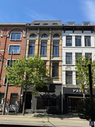 UNIEK DAKAPPARTEMENT  (1slpk) MET GEWELDIG DAKTERRAS Op de 4de verdieping van een kleinschalig gebouw in de Volkstraat 20 bevindt zich dit...