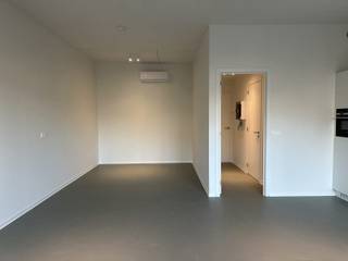 <p><span>Op zoek naar een </span><strong><span>instapklare, energiezuinige studio</span></strong><span> op een fijne plek in Antwerpen? Dan is deze studio aan het Zuid</span><span> misschien wel iets voor jou.<br /><br />Op de vierde verdieping bevindt zich deze studio met volledig geïnstalleerde keuken, denk aan vaatwasmachine, ijskast met vriesvak,... <br />Er is een badkamer aanwezig met een douche en airconditioning. Er is een gemeenschappelijke wasplaats aanwezig in het gebouw. De studio ligt aan de achterzijde van het gebouw, je geniet hier van rust om even te ontsnappen aan de drukte van de stad. Bovendien is deze studio <strong>energiezuinig</strong> met momenteel een EPB in opmaak (score zal overeenkomen met EPC A).<br /><br />En de ligging? Die is gewoonweg top. Je woont letterlijk om de hoek van het Zuidpark, op wandelafstand van het KMSKA, gezellige koffiebars, topadresjes om te tafelen en unieke boetiekjes. Alles wat Antwerpen Zuid zo geliefd maakt, ligt aan je voeten. De campus van KDG Zuid ligt op 300 meter! <br />Ga je liever wat verder? Met de fiets is alles makkelijk bereikbaar en je kan je fiets nadien veilig wegzetten in de <strong>fietsenstalling</strong>. <br /><br /></span><span>De studio is </span><strong><span>onmiddellijk</span></strong><span> beschikbaar.<br /></span><span><br /></span><span>– Huurprijs: €825/maand<br />– Gemeenschappelijke kosten: €95/maand (warm water inbegrepen)<br />– Koud water en elektriciteit apart af te sluiten<br />– Huurwaarborg = 3 maanden - 2 maanden bij studentenhuur<br />– Huurcontract naar gemeen huurrecht of woninghuur<br />– Huurovereenkomst startende 1 jaar, met mogelijkheid tot verlenging<br />– Kosten plaatsbeschrijving = 50/50 tussen huurder en verhuurder<br /></span></p>
<p><span>Graag eens komen kijken? Vraag een bezoek aan via volgende link: https://jamar.immo/te-huur/instapklare-studio-nieuwbouw-nabij-het-zuidpark/ en contacteer gerust jozefien@jamar.immo</span><span> bij vragen</span></p>