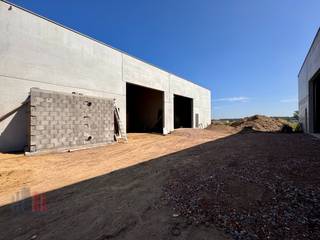 Nieuwbouw KMO-unit van 237 m² en 1 privatieve parkeerplaats te koop in Aartrijke. De geïsoleerde casco magazijnruimte (brandklasse C) is opgebouwd...