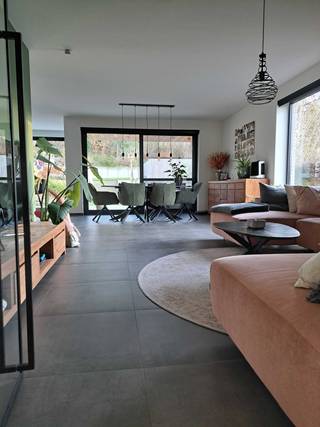 Ruime instapklare BEN-gezinswoning<br /><br />Bent u op zoek naar een recente, energiezuinige en volledig instapklare gezinswoning op een toplocatie? Deze moderne BEN-woning in Lubbeek, vlak tegen Boutersem en Pellenberg, combineert ruimte, comfort en een uitstekende bereikbaarheid richting Leuven, Tienen en de E40.<br /><br />✨Troeven van de woning<br /><br />Energiezuinig én toekomstgericht wonen<br />- Bijna-Energieneutraal (E-peil 25)<br />- 18 zonnepanelen (waarvan 8 extra geïnstalleerd)<br />- Zonneboiler<br />- Ventilatie D<br />- Vloerverwarming<br />- Waterput van 5000 liter (aangesloten op toiletten, buitenkraan, kraan berging en wasmachine)<br /><br />Praktisch &amp; comfortabel<br />- Oprit met plaats voor 3 wagens <br />- Overdekte inkom<br />- 3 slaapkamers met airco<br />- Veel bergruimte<br /><br />🏡Indeling<br /><br />Gelijkvloers<br />- Lichtrijke woonkamer met open keuken<br />- Apart toilet<br />- Grote berging/wasruimte<br />- Extra bureau/kantoorruimte (momenteel speelkamer)<br /><br />1e verdieping<br />- Aangename badkamer met douche, bad, 2 loavabo's en toilet<br />- 3 slaapkamers met airco (waarvan 1 met dressing)<br />- Extra bureau/logeerkamer<br /><br />2e verdieping<br />- Vaste trap naar een ruime, nog af te werken zolder<br />- Ideaal als royale master bedroom met dressing en badkamer<br />- Extra bergruimte mogelijk<br /><br />🌳 Buitenruimte om van te genieten<br /><br />De mooie zuid-oost gerichte tuin met groot terras en ruim tuinhuis (3x5m) is een absolute meerwaarde.<br />De tuin is aangelegd in drie niveaus, wat zorgt voor een uniek en open zicht over het volledige perceel — zowel van binnen als van buiten een echte blikvanger.<br /><br />💡 Samengevat:<br />Een recente, energiezuinige en ruime gezinswoning met uitbreidingsmogelijkheden, op een strategische ligging én met een zonnige tuin.<br /><br />Interesse? Neem gerust contact op voor meer info of een bezoek!