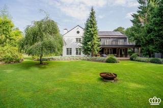 Deze villa combineert een verfijnde Long Island-exterieurstijl met een warme, landelijke inrichting en biedt een ruim wooncomfort, afgewerkt...