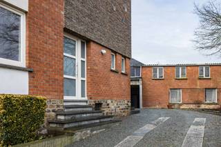 <p><strong>TE KOOP GERAARDSBERGEN<br />Te renoveren HOB op toplocatie stadsrand Geraardsbergen</strong></p>
<p>Bent u op zoek naar een woning die u volledig naar uw eigen smaak kan omvormen?<br />Dan is deze te renoveren woning aan de stadsrand een unieke kans!</p>
<p>De woning beschikt op het gelijkvloers over een aangename leefruimte, een keuken, een badkamer met bad, douchekop en lavabo, evenals een inkomhal met apart toilet. Een praktische indeling die tal van mogelijkheden biedt voor een hedendaagse renovatie.</p>
<p>Op de bovenverdieping bevinden zich 3 slaapkamers en een bureauruimte, ideaal voor gezinnen of wie vaak thuiswerkt.</p>
<p>Buiten geniet u van een bestaand terras en de mogelijkheid om een mooie tuin aan te leggen, perfect om een groene oase te creëren in de stad.</p>
<p>De woning is centraal gelegen met een vlotte verbinding naar het centrum, openbaar vervoer, scholen en winkels. Een uitstekende ligging die comfort en bereikbaarheid combineert.</p>
<p>Dé ideale opportuniteit voor handige doe-het-zelvers, investeerders of gezinnen die hun droomwoning willen realiseren.</p>
<p>Interesse?<br />Plan vandaag nog een bezoek in met Katrien: 0473/42.76.99. – katrien@cornelis-goeman.be</p>
<p>Vraagprijs: € 235.000</p>