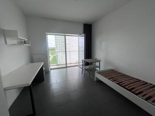 <p><strong>Woonruimte</strong></p>
<ul>
<li>Eenpersoonsbed</li>
<li>Bureautafel en kleerkast</li>
</ul>
<p><strong>Keuken</strong></p>
<ul>
<li>Ingebouwde elektrische kookplaat</li>
<li>Oven en dampkap</li>
<li>Kleine koelkast</li>
<li>Spoelbak met inox kraan</li>
</ul>
<p><strong>Badkamer</strong></p>
<ul>
<li>Inloopdouche en toilet</li>
</ul>
<p><strong>Opbergruimte <br /></strong></p>
<ul>
<li>Elektrische boiler</li>
<li>Aansluiting voor een wasmachine</li>
</ul>
<p><strong>Balkon: </strong>Een zeer ruim balkon met een prachtig uitzicht</p>
<p><strong>Kosten: </strong>Huurprijs is 625 euro/maand + forfait van 100 euro/maand, inclusief verwarming, internet en onderhoud van de gemeenschappelijke delen. Waterverbruik en elektriciteit is niet inbegrepen. <strong>Optioneel: </strong>Ondergrondse parkeerplaats voor €115/maand</p>