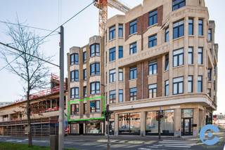 Dit op te frissen 2 slaapkamer appartement is gelegen aan het begin van de VII Olympiadelaan en in de onmiddellijke omgeving van autosnelwegen (A12/ ring Antwerpen), scholen, ontspanning en sportfaciliteiten.  Daarnaast bevindt het appartement zich op wandelafstand van Park Den Brandt.<br /><br />Dit ruime appartement (103m2) is gelegen op de eerste verdieping van een kleinschalige residentie en bestaat uit een inkomhal, die uitgeeft op een ruime woonkamer met parketvloer en hoge plafonds. Aansluitend liggen de open, recent gerenoveerde keuken en lichtrijke veranda.  Ook is er een apart toilet aanwezig. <br /><br />Verder zijn er twee ruime slaapkamers (18m2 en 14m2) en een badkamer, met ligbad en lavabo. Deze is ook voorzien van een aansluiting voor wasmachine en droogkast. <br /><br />Troeven: 2 ruime slaapkamers, grote woonkamer, verwarming op aardgas, privatieve kelderberging, vlakbij autowegen (A12 en ring Antwerpen) en openbaar vervoer, winkels en restaurants om de hoek!<br /><br />Heb je na het bekijken van de virtuele tour nog vragen om kom je graag ter plaatse eens kijken, bel Dries op 0470/107 217<br /> 