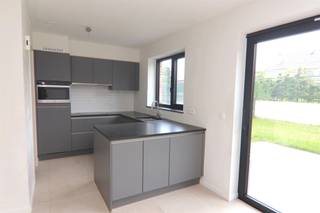 LANDELIJKE HUURWONING MET 3 SLKS, CARPORT + TUIN Hof van Sprolant is een rustige woonbuurt gelegen in het landelijke Broekom nabij Tongeren-Borgloon...