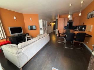 Het pand ligt op 20 m van de zeedijk en bestaat momenteel uit een living, open volledig ingerichte keuken, badkamer met douche en lavabo, apart toilet, berging en slaaphoek.<br />Informatieplicht: Er werd een bouwmisdrijf vastgesteld en er loopt dus een dossier bij de dienst Handhaving van Stad Oostende.