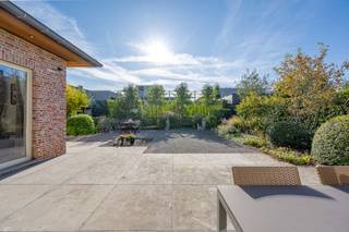 Schrijf je in voor het bezoekmoment op zaterdag 10/10 via onze website:<br />https://benjaminverkoopt.be/panden/instapklare-gelijkvloerse_woning_met_garage_en_zuidgerichte_tuin_in_pittem/<br />- Gelijkvloerse, instapklare woning<br />- Rustige ligging met landelijk uitzicht: Eikeldreef 1 in Pittem<br />- Ruime inkomhal met apart toilet<br />- Lichtrijke leefruimte met prachtige open keuken<br />- 2 slaapkamers <br />- Grote zolder met vaste trap<br />- Badkamer met toilet, wastafelmeubel en inloopdouche<br />- Verzorgde, onderhoudsvriendelijke tuin met terras en tuinhuis <br />- Grote inpandige garage met berging/wasruimte<br />- Oprit voor de garage en 2 extra staanplaatsen<br />- Gunstig EPC: 220 kWh/m²/jaar, label C (UC: 3964767)<br />- Conforme elektriciteit <br />- Richtprijs: € 499.000