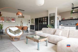 <p><span>HOBOKEN | PRACHTIG, RUIM APPARTEMENT MET TWEE SLAAPKAMERS EN TERRAS | EPC C |</span></p><p><span>Indeling als volgt: traphal - inkomhal - ruime woonkamer /eetruimte - recent vernieuwde keuken - vernieuwde badkamer met douche, lavabo en toilet - 2 slaapkamers - terras.</span></p><p><span> </span></p><p><span>Extra troeven:</span></p><ul><li><span>Ruime &amp; lichtrijk appartement (106 m²) met ruim terras (8,5m²)</span></li><li><span>Ramen recent vernieuwd</span></li><li><span>Elektrische installatie conform het AREI</span></li><li><span>Afzonderlijke meters voor nutsvoorzieningen (gas, water &amp; elektriciteit)</span></li><li><span>Zeer centraal gelegen in de nabijheid van scholen, winkels en openbaar vervoer.</span></li></ul><p><span> </span></p><p><span>Gemeenschappelijke kosten bedragen 140€ per maand (minuterie, onderhoud, gebouwverantwoordelijke &amp; reservefonds).</span></p>