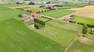 - Landelijke hoeve op een groot perceel (4.981 m²)- Rustig gelegen: Slypsstraat 42 in Moorslede/Slypskapelle- Met ruime, moderne loods (+/- 537 m²)-...