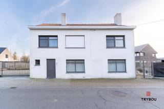 Bent u op zoek naar een alleenstaande woning met veel ruimte, privacy en tal van mogelijkheden? Dan is deze open bebouwing in de Mosselstraat 10 te Houthulst beslist een bezoek waard.<br /><br />De woning bevindt zich op een uitzonderlijk groot perceel, een absolute troef voor wie houdt van ruimte. Er is mogelijkheid om nog een loods te bouwen, ideaal voor zelfstandigen.<br /><br />Binnenin geniet u van een ruime inkomhal met toilet, een lichtrijke leefruimte met stijlvolle ingebouwde kasten, een open keuken die naadloos aansluit op de leefruimte met een groot kookeiland, ingebouwde toestellen en voldoende kastruimte. Naast de keuken is er een berging met ingemaakte kasten. <br /><br />Op de verdieping beschikt de woning over vier volwaardige slaapkamers, een badkamer met ligbad en een dubbele wastafel. Buiten geniet u van een ruim terras wat zorgt voor privacy. Het perceel is ook volledig afgesloten met een poort. <br /><br />Troeven van deze woning:<br /><br />- Open bebouwing op een uitzonderlijk groot perceel van 1601m²<br />- Mogelijkheid tot het bouwen van een loods<br />- Lichtrijke leefruimte met ingebouwde kasten<br />- Open keuken<br />- 4 volwaardige slaapkamers<br />- Badkamer met ligbad en dubbele wastafel<br />- Ruim terras<br />- Zonnepanelen<br />- Volledig afgesloten met een poort voor extra privacy<br /><br /><br />📞 Interesse? Contacteer Thijs, Friedel of Nina:<br />📲 051 57 54 61<br />📧 thijs@grouptrybou.be | friedel@grouptrybou.be | nina@grouptrybou.be