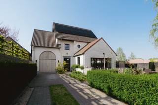 Welkom in deze uitzonderlijke villa in pastorijstijl, gelegen aan de rand van Eeklo en op een boogscheut van de Lembeekse bossen. Deze recent...