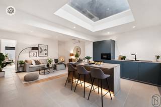 Maison moderne et rénovée avec goût, comprenant 4 chambres, située sur la Place de Flobecq, avec un grand jardin clôturé et une terrasse aménagée. Cette maison rénovée avec goût (rénovation 2025) allie caractère et confort contemporain et est en outre économe en énergie (EPC B).<br /><br />AGENCEMENT :<br />Hall d'entrée avec toilettes séparées, coin salon confortable et grande cuisine ouverte entièrement équipée donnant sur le jardin. Il y a également un débarras/buanderie et une grande cave (±30 m²).<br /><br />Au premier étage se trouvent une grande salle de bains tout confort et une chambre spacieuse.<br />Le deuxième étage abrite 3 chambres supplémentaires, idéales pour les familles ou ceux qui souhaitent disposer d'espace supplémentaire.<br /><br />La maison a été entièrement rénovée avec un nouveau toit isolé, du double vitrage en PVC et en aluminium, une installation électrique conforme et un système économe en énergie avec pompe à chaleur, pour le chauffage et la climatisation, et des panneaux solaires.<br /><br />EXTÉRIEUR :<br />Terrasse aménagée (±10 m²) et grand jardin entièrement clôturé (±280 m²) offrant une grande intimité. Possibilité de stationnement devant la porte.<br /><br />Une maison idéale pour les familles qui souhaitent vivre dans un logement prêt à emménager, confortable et économe en énergie, dans un environnement central avec des commerces, des écoles, les transports en commun et la gare à proximité.<br /><br />Cette annonce contient des photos générées par IA.<br /><br />Visite sur rendez-vous avec Immo Beguin, votre expert immobilier depuis 2009.<br />✉️ info@immobeguin.be