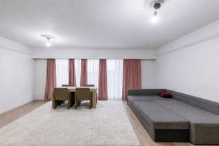 <p>Pour plus d'informations, contactez Eva au 0475 69 38 22 ou à l'adresse eva@vicusvastgoed.be</p>
<p></p>
<p>Au cœur de Roulers, dans la très prisée Ooststraat, se trouve cet appartement prêt à emménager d'une surface habitable de 90 m². L'appartement dispose de deux chambres et offre un agencement agréable et pratique, parfait pour y vivre ou comme investissement. Grâce à sa situation centrale, vous bénéficiez de tous les commerces, restaurants, transports en commun et autres commodités à quelques minutes à pied.</p>
<p></p>
<p>Le salon lumineux constitue le point central de la maison, avec la cuisine attenante. La salle de bains, équipée d'une douche dans la baignoire, est idéale pour ceux qui aiment à la fois le confort et la flexibilité, et dispose de toilettes séparées. À l'arrière se trouvent deux chambres.</p>
<p></p>
<p>Avec quelques travaux de peinture, cet appartement peut devenir un foyer chaleureux et confortable !</p>
<p></p>
<p>Vous recherchez un appartement spacieux et bien situé dans le centre de Roulers ? Alors celui-ci vaut certainement le détour.</p>
<p>Pour plus d'informations, contactez Eva au 0475 69 38 22 ou à l'adresse eva@vicusvastgoed.be.</p>