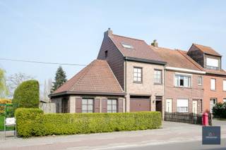 Ga naar www. makelaarshuys.be en schrijf u in voor een van de bezoekdagen: maandag 27 of woensdag 29 april of contacteer ons. <br /><br />Deze verzorgde te renoveren halfopen bebouwing is gelegen in Waarschoot en beschikt over een ruime tuin, een zonneterras , een praktische inpandige garage en een staanplaats aan de voortuin .<br /><br />De woning is gelegen op een mooi perceel van 666m² met wijds uitzicht op agrarisch gebied.<br /><br />De bewoonbare oppervlakte van de woning bedraagt 163 m². <br />Ze is verdeeld over een ruime inkomhal, lichtrijke woonkamer met zicht en toegang tot de tuin , aansluitend de halfopen keuken met eethoek. Er is een ruime badkamer met ligbad, douchescherm, toilet en wasruimte. <br />Op het gelijkvloers centrale verwarming op aardgas ( radiatoren) en een gashaard.<br /><br />Op de 1ste verdieping heeft u 2 ruime slaapkamers. <br />Op de 2de verdieping heeft u een 3de ruime slaapkamer. <br />Het EPC-waarde van de woning is 443 , een energielabel E.<br />Er is een renovatieverplichting binnen de 6 jaar<br />Conforme elektrische keuring .<br />Er is een tuinhuis en een buitenberging.<br /><br />De woning is ideaal gelegen met een goede bereikbaarheid naar scholen, winkels, sportfaciliteiten, openbaar vervoer en vlotte verbindingen. Voldoende mogelijkheden om te genieten van het buitenleven.<br /><br />Ideaal voor wie op zoek is naar een aangename ruime woning met karakter, gunstig gelegen op een mooi perceel met uitzicht.<br /><br />Meer info sofie@makelaarshuys.be - 0468 24 65 84